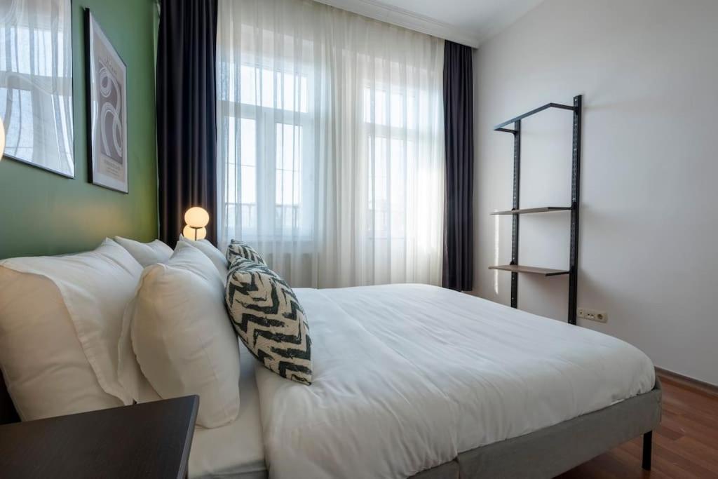 High-ceiling Three-bedroom Apartament Istanbul