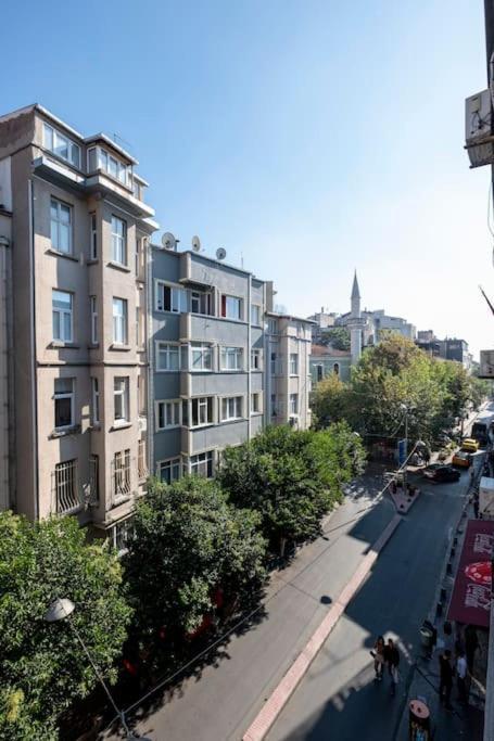High-ceiling Three-bedroom Apartament *