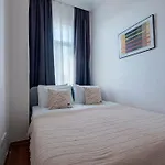High-Ceiling Three-Bedroom Central Apartment