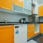 High-Ceiling Three-Bedroom Central Apartment