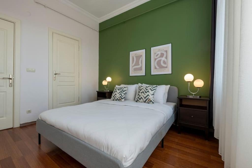 High-ceiling Three-bedroom